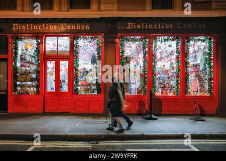 Boutique de souvenirs typiquement anglaise et de cadeaux touristiques à Noël, extérieur, Bloomsbury, Londres, Angleterre, ROYAUME-UNI Banque D'Images