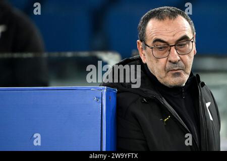 Maurizio Sarri, l’entraîneur-chef du SS Lazio, regarde lors du match de football Serie A entre le SS Lazio et Frosinone Calcio au stade Olimpico à Rome (Italie), le 29 décembre 2023. Banque D'Images