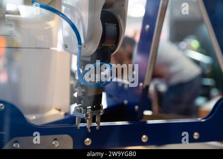 Robot de manutention moderne - bras robotisé. Usine intelligente. Banque D'Images