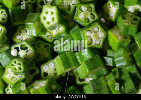 Coupez des morceaux d'Okra. photo en gros plan. Banque D'Images