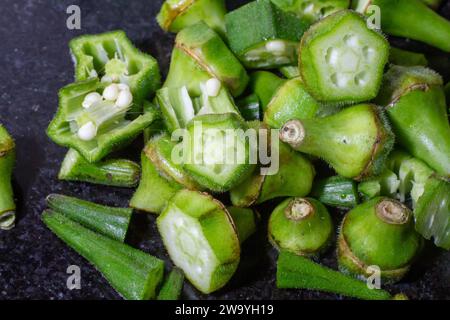 Coupez des morceaux d'Okra. photo en gros plan. Banque D'Images