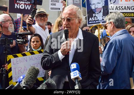 31 décembre 2023, Londres, Angleterre, Royaume-Uni : PHOTO DE DOSSIER : 11 août 2021. JOHN PILGER s’adresse aux médias en dehors des cours royales de justice après une audience préliminaire pour l’appel américain contre la décision de ne pas extrader Julian Assange, fondateur de WikiLeaks. Le journaliste, écrivain et documentariste australien est décédé à l'âge de 84 ans. (Image de crédit : © Vuk Valcic/ZUMA Press Wire) USAGE ÉDITORIAL SEULEMENT! Non destiné à UN USAGE commercial ! Banque D'Images