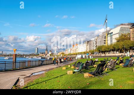 Paysage urbain de Düsseldorf avec promenade et plage de la ville par une journée ensoleillée en automne, Allemagne Banque D'Images