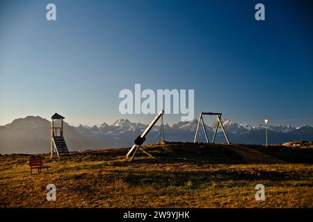 un playgrond pour enfants dans les alpes / montagnes avec le panorama des alpes dans le backround . Ein Spielplatz mit Alpenpanorama im hintergrund Banque D'Images