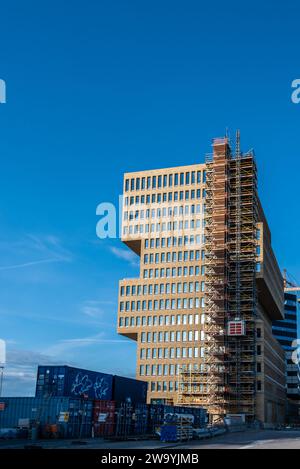 Gothenburg, Suède - Mai 01 2022 : bureaux de grande hauteur Brick Studios en construction à Masthuggskajen. Banque D'Images