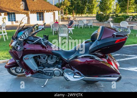 Route 395 entre Los angles et Tahoe. Centre de visite pour Sierras et Mount Whitney. BEST Western Motel avec parking Victory Cu. Vélo en pouces Banque D'Images