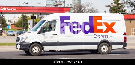 Toronto, Ontario, Canada-6 janvier 2020 : FedEx Delivery Truck Express, sur la route. Banque D'Images