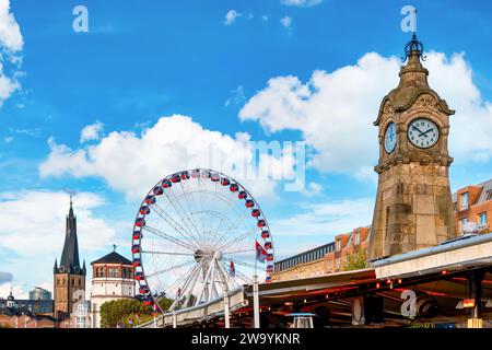 L'horloge historique du niveau de l'eau et la grande roue sur la rive droite du Rhin dans le centre-ville historique de Düsseldorf Banque D'Images