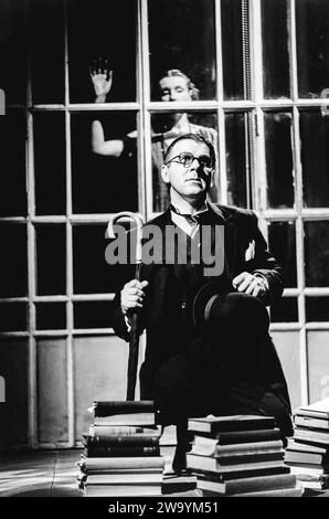 Tom Wilkinson (Tom / Todd), Julie Covington (Viv) dans TOM ET VIV de Michael Hastings au Royal court Theatre, Londres SW1 03/02/1984 design : Antony McDonald & Jock Scott éclairage : Robin Myerscough-Walker réalisateur : Max Stafford-Clark Banque D'Images