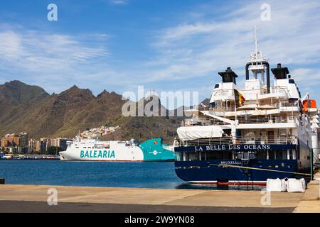 Petit bateau de croisière, MV la Belle des Oceans, amarré au terminal de croisière, Santa Cruz de Tenerife, Îles Canaries, Espagne. À l'arrière-plan se trouve Baleari Banque D'Images