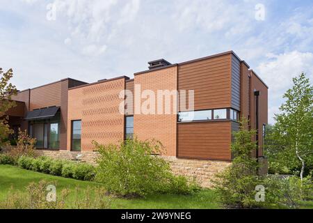 Extérieur en bois et brique d'une maison moderne Banque D'Images
