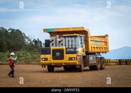 Yulianti Marcelinna a vu conduire un camion électrique dans la zone minière PT Vale Indonesia. Ce camion CXMG de type XDR-80-TE de fabrication chinoise a une capacité de charge de 70 tonnes. L'adoption de chariots électriques fait partie de l'engagement de l'entreprise à atteindre ses objectifs de réduction des émissions de carbone. De plus, Vale utilise ces camions pour réduire les coûts d'exploitation. Banque D'Images