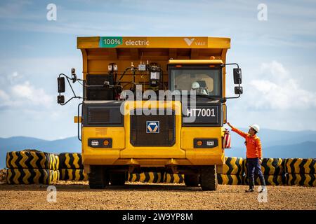 Soroako, Indonésie. 28 juillet 2023. Yulianti Marcelinna a vu conduire un camion électrique dans la zone minière PT Vale Indonesia. Ce camion CXMG de type XDR-80-TE de fabrication chinoise a une capacité de charge de 70 tonnes. L'adoption de chariots électriques fait partie de l'engagement de l'entreprise à atteindre ses objectifs de réduction des émissions de carbone. De plus, Vale utilise ces camions pour réduire les coûts d'exploitation. (Photo de Hariandi Hafid/SOPA Images/Sipa USA) crédit : SIPA USA/Alamy Live News Banque D'Images