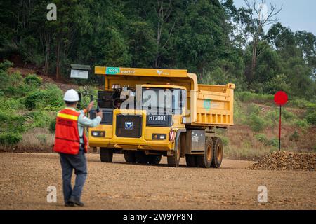 Soroako, Indonésie. 28 juillet 2023. Yulianti Marcelinna a vu conduire un camion électrique dans la zone minière PT Vale Indonesia. Ce camion CXMG de type XDR-80-TE de fabrication chinoise a une capacité de charge de 70 tonnes. L'adoption de chariots électriques fait partie de l'engagement de l'entreprise à atteindre ses objectifs de réduction des émissions de carbone. De plus, Vale utilise ces camions pour réduire les coûts d'exploitation. (Photo de Hariandi Hafid/SOPA Images/Sipa USA) crédit : SIPA USA/Alamy Live News Banque D'Images