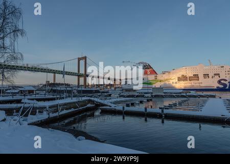 Gothenburg, Suède - décembre 04 2021 : ferry Stena Germanica passant sous ?lvsborgsbron arrivant à Gothenburg. Banque D'Images