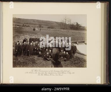 Les Commissaires de l'eau au tournant du premier gazon des travaux sur la ligne du nouvel aqueduc du Loch Katrine le 1 mai 1886. William McOnie, Lord Provost, T. & R. Annan & Sons, 1886 photographie Scottish Highlands support photographique albumen print membres du comité, membres du conseil. personnes historiques anonymes dépeintes dans un groupe, dans un portrait de groupe Banque D'Images