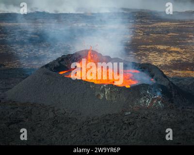 Superbe plan du moment dramatique d'une éruption volcanique, cratère sommital avec magma bouillant, vue aérienne directement au-dessus. Force puissante du concept de la nature Banque D'Images
