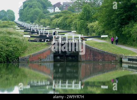 Les écluses de Caen Hill sont un vol de 29 écluses sur le canal Kennet et Avon, entre Rowde et Devizes, sur la photo sont la section centrale de seize écluses wh Banque D'Images