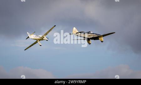 Miles Hawk Speed six & Percival Mew Gull, aéroportés au Race Day Airshow qui s'est tenu à Shuttleworth le 1 octobre 2023. Banque D'Images