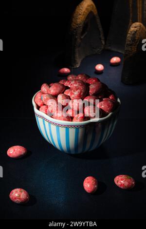 Dragées au chocolat en glaçure de couleur croustillante. Dragee avec amandes dans un vase. Bonbons colorés sur la table. Banque D'Images