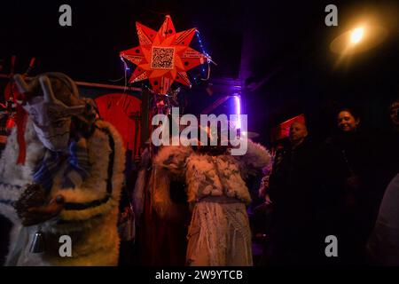 Kiev, oblast de Kiev, Ukraine. 31 décembre 2023. Les Carolers chantent des chansons traditionnelles ukrainiennes dans un bar central. Suivant la pratique traditionnelle de carling de la 'Malanka', les Ukrainiens ont voyagé à travers Kiev en chantant dans les bars. (Image de crédit : © Madeleine Kelly/ZUMA Press Wire) USAGE ÉDITORIAL SEULEMENT! Non destiné à UN USAGE commercial ! Crédit : ZUMA Press, Inc./Alamy Live News Banque D'Images