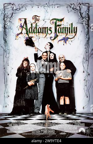 The Addams Family (1991) réalisé par Barry Sonnenfeld et mettant en vedette Anjelica Huston, Raul Julia et Christopher Lloyd. Sortie grand écran pour les personnages très appréciés de Charles Addams. Les escrocs prévoient de toquer une famille excentrique en utilisant un complice qui prétend être leur oncle perdu depuis longtemps. Photographie d'une affiche originale de 1991 US d'une feuille ***USAGE ÉDITORIAL SEULEMENT***. Crédit : BFA / Paramount Pictures Banque D'Images