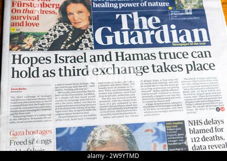 'Espère que la trêve d'Israël et du Hamas peut se tenir alors que le troisième échange a lieu' journal Guardian en gros titre page 27 novembre 2023 Londres Royaume-Uni Grande-Bretagne Banque D'Images