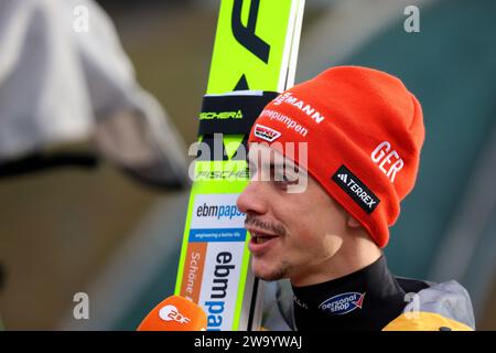 Garmisch Partenkirchen, Allemagne. 31 décembre 2023. Genießt den moment : Constantin Schmid (WSV Oberaudorf) nach seiner starken Qualifikation zum Neujahrsskispringen Garmisch-Partenkirchen crédit : dpa/Alamy Live News Banque D'Images