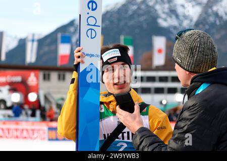 Garmisch Partenkirchen, Allemagne. 31 décembre 2023. Luca Roth (SV Messstetten) beim Interview mit BZ-Sportredakteur Andreas Strepenick BEI der Qualifikation zum Neujahrsskispringen Garmisch-Partenkirchen crédit : dpa/Alamy Live News Banque D'Images