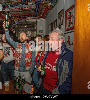 Fans de football à l'intérieur de l'Albert pub Anfield Liverpool Angleterre Banque D'Images