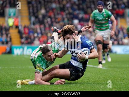 Tom de Glanville de Bath est attaqué par Freddie Steward des Leicester Tigers lors du Gallagher Premiership Mattioli Woods Welford Road Stadium, Leicester. Date de la photo : dimanche 31 décembre 2023. Banque D'Images