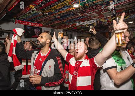 Fans de football à l'intérieur de l'Albert pub Anfield Liverpool Angleterre Banque D'Images