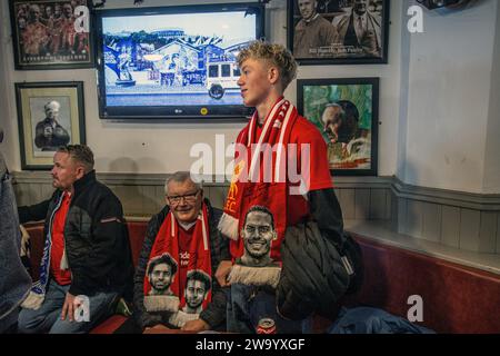 Supporter norvégien de football avant le match Liverpool FC vs Everton à Anfield, Liverpool , Royaume-Uni . Banque D'Images