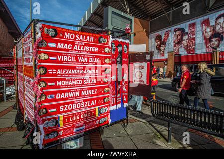 Fans achetant des écharpes à l'extérieur d'Anfield . Articles de fans du LFC à vendre à Liverpool Banque D'Images