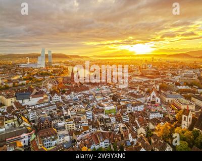 Bâle, Suisse lever de soleil sur le Rhin. Banque D'Images