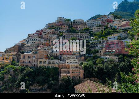 Vue aérienne panoramique de la belle ville de Positano une destination touristique célèbre sur la côte amalfitaine dans le sud de l'Italie Banque D'Images