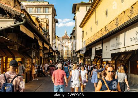 Florence, Italie : 29 août 2022 - vue panoramique sur les gratte-ciel de la ville et shopping dans les boutiques sur le célèbre Ponte Vecchio Banque D'Images