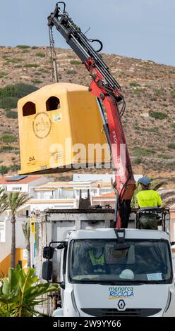 Menorca RECICLA camion vidant un bac de recyclage jaune dans le village de pêcheurs de Fornells Menorca Espagne. Banque D'Images