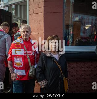 Un couple plus âgé de supporters de Liverpool Banque D'Images