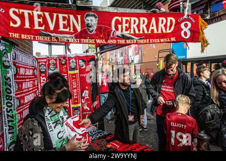 Fans achetant des écharpes à l'extérieur d'Anfield . Articles de fans du LFC à vendre à Liverpool Banque D'Images