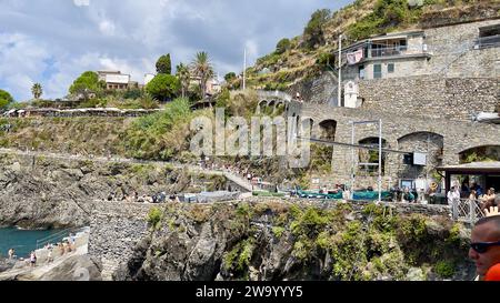 Vue panoramique de beaux villages dans la région des Cinque Terre en Italie une destination touristique populaire. Banque D'Images