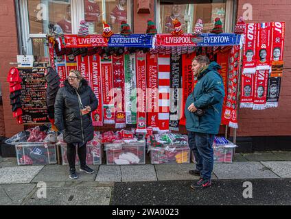 Fans achetant des écharpes à l'extérieur d'Anfield . Articles de fans du LFC à vendre à Liverpool Banque D'Images