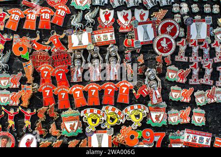 Un fan de football se trouve sur un stand de rue à Liverpool Banque D'Images