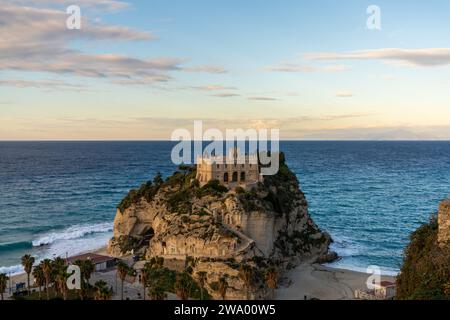 Tropea, Italie - 16 décembre 2023 : vue de l'église Santa Maria dell'Isola sur son promontoire rocheux à Tropea au coucher du soleil Banque D'Images