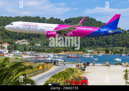 Sikiathos, Grèce - 24 août 2023 : Wizzair A321 approche de l'aéroport de Skiathos Banque D'Images