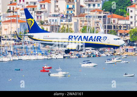 Sikiathos, Grèce - 24 août 2023 : Ryanair 737 approche de l'aéroport de Skiathos Banque D'Images