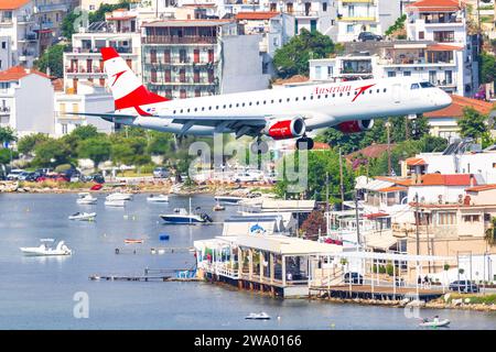 Skiathos, Grèce - 24 août 2023 : Embraer autrichien approche de l'aéroport de Skiathos Banque D'Images