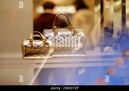 Eine filiale des Konzerns Michael Kors auf der Hohe Straße. Der Modekonzern ist besonders beliebt für seine Michael Kors Taschen. Themenbild, Symbolbild Köln, 30.12.2023 NRW Deutschland *** Un magasin Michael Kors sur Hohe Strasse l'entreprise de mode est particulièrement populaire pour ses sacs Michael Kors image thème, image symbolique Cologne, 30 12 2023 NRW Allemagne Copyright : xChristophxHardtx Banque D'Images