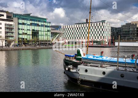 Irlande, Dublin, bureaux et appartements sur Gallery Quay à travers le bassin du Grand Canal Banque D'Images