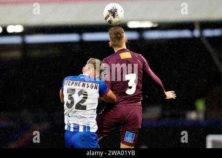 Mark Kitching du club de football Oldham Athletic Association dispute Louis Stephenson du Hartlepool United football Club lors du match de la ligue nationale Vanarama entre Oldham Athletic et Hartlepool United à Boundary Park, Oldham le samedi 30 décembre 2023. (Photo : Thomas Edwards | MI News) Banque D'Images